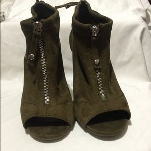 •Guess• green heels